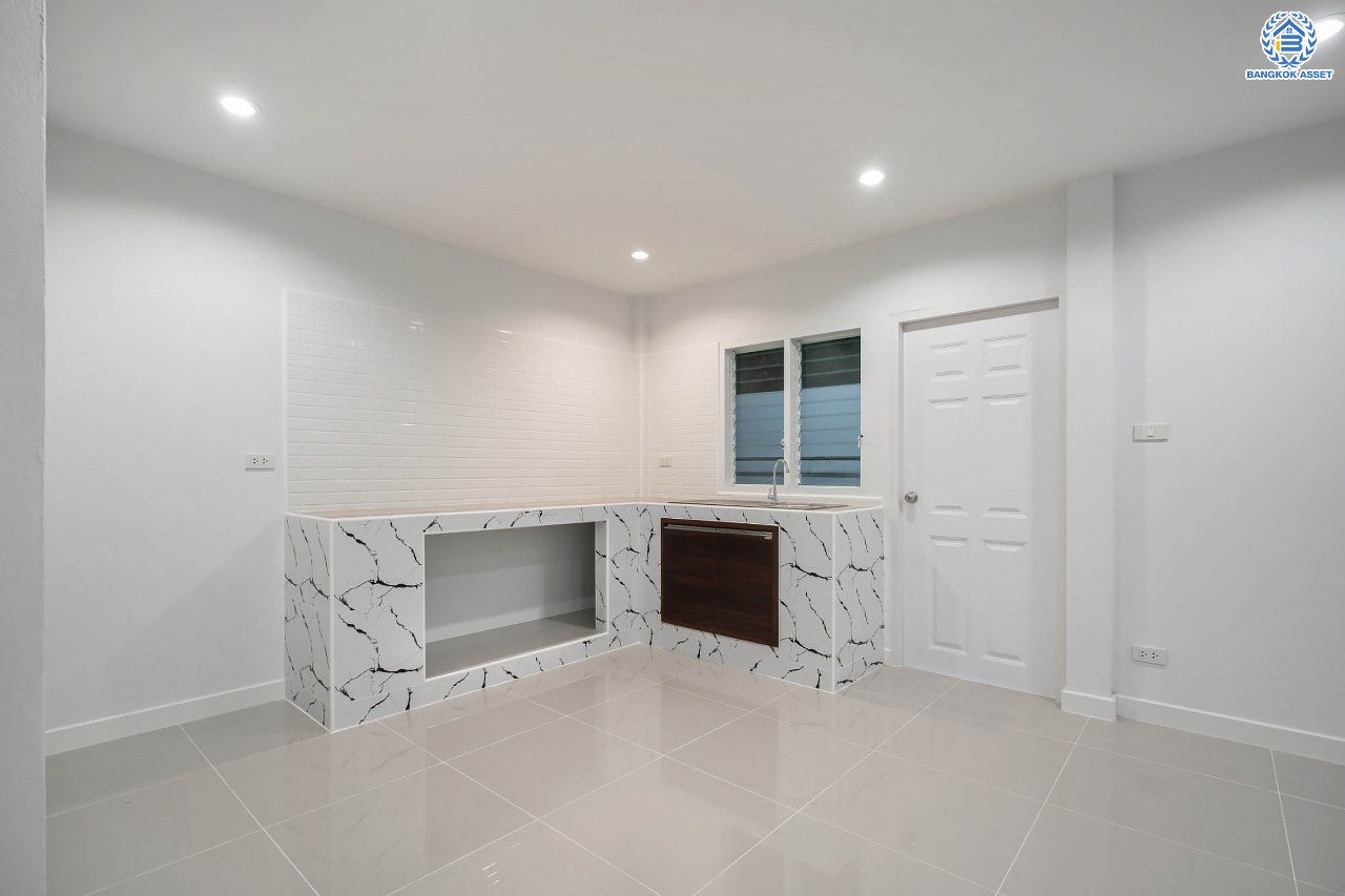 บ้านมือสองตกแต่งใหม่ โครงการ เศรณีลากูน วัดลาดปลาดุก บ้านเดี่ยวหลังมุม ตอบโจทย์ทุกการใช้ชีวิต บนเนื้อที่ 64.9 ตร.ว. พื้นที่ใช้สอยกว่า 186 ตร.ม. ฟังก์ชัน 3 ห้องนอน 3 ห้องน้ำ จอดรถได้ 2 คัน ทำเลเดินทางง่าย สะดวกสบายใกล้ถนนใหญ่ รถไฟฟ้าสายสีม่วง "สถานีคลองบางไผ่" แลจุดขึ้นทางด่วน "กาญจนาภิเษก"